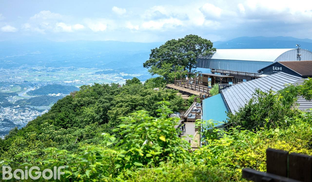 What is there to do near Kawana Golf Course, which is the favorite of golfers?